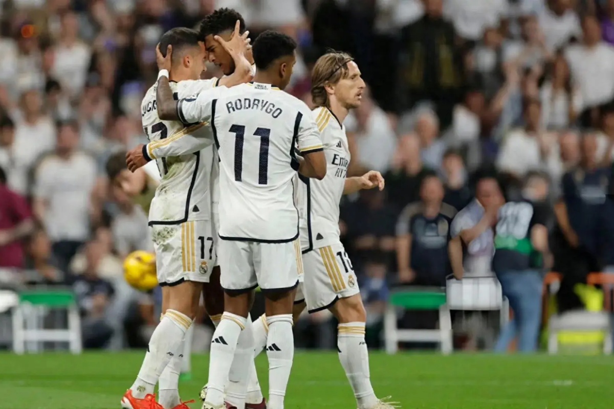 包含多特蒙德绝杀巴黎圣日耳曼，托马斯穆勒补时绝平足总杯的词条